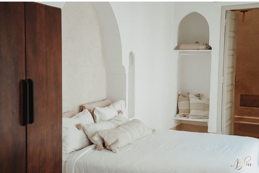 Marokkaanse pompom kussens off-white en beige in lichte slaapkamer