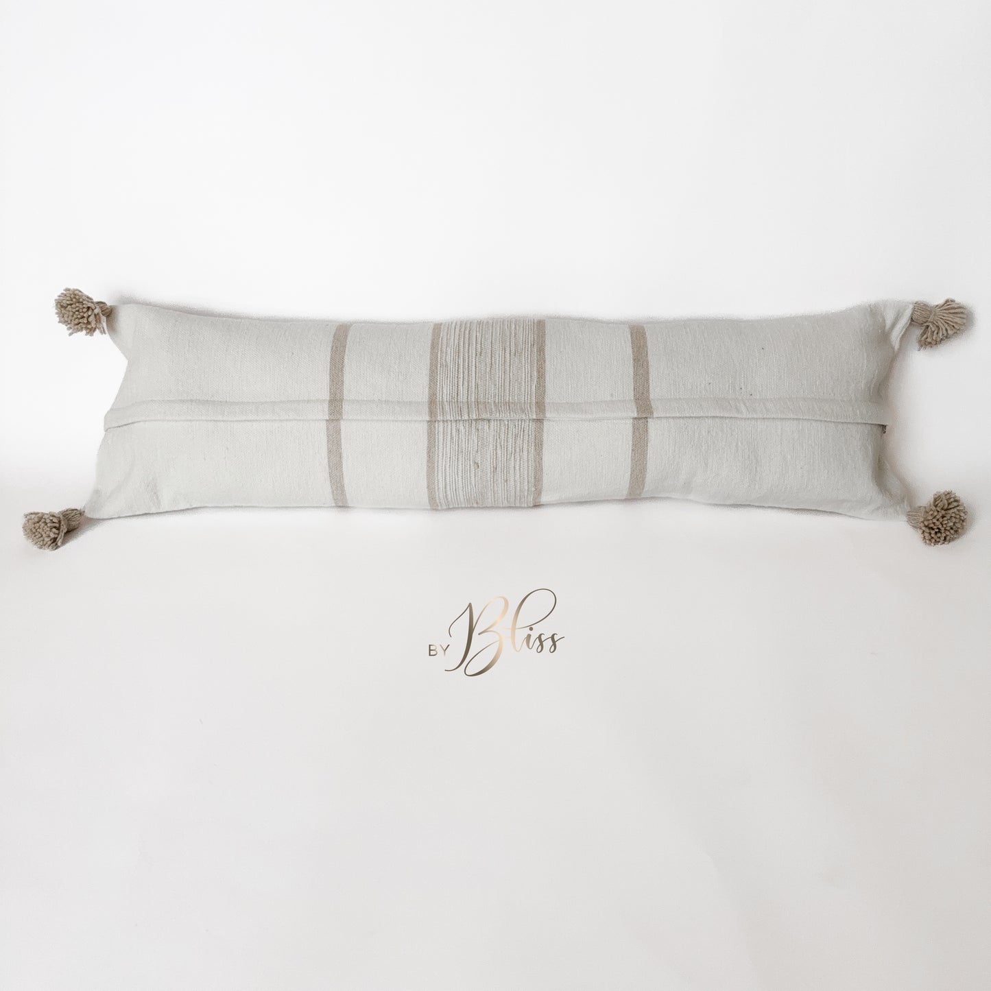 Marokkaans pompom kussen 30x100 off-white met beige strepen achterkant