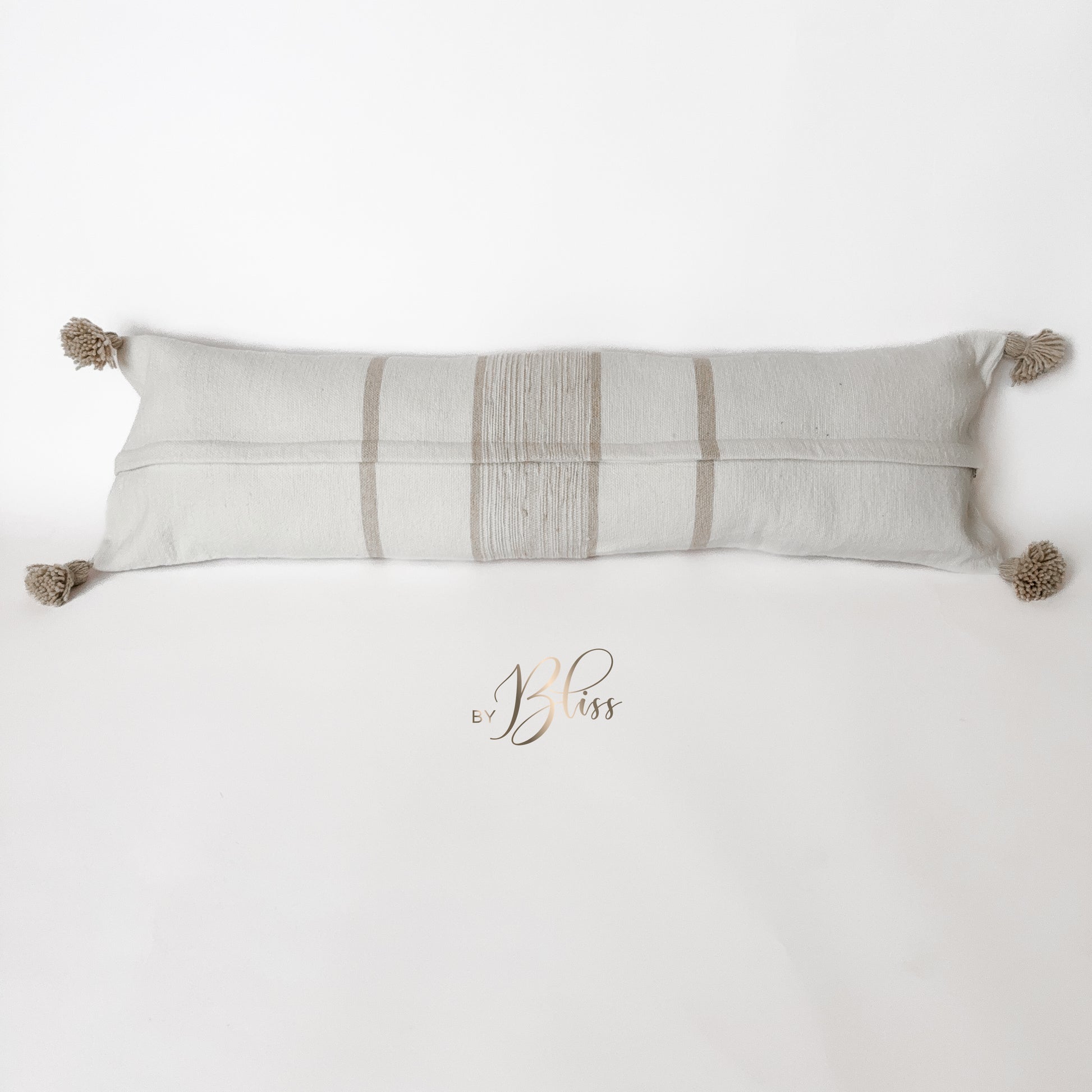 Marokkaans pompom kussen 30x100 off-white met beige strepen achterkant