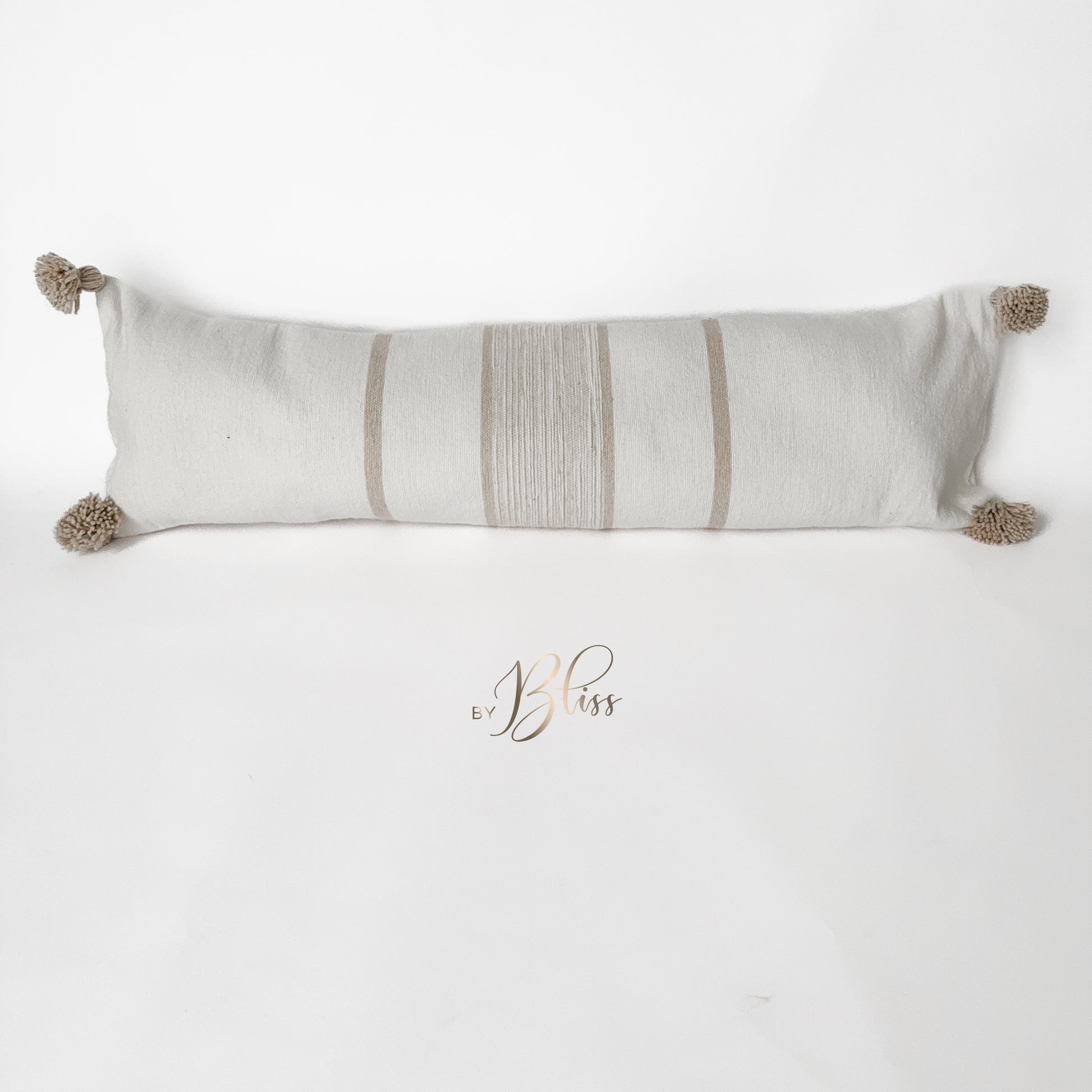 Marokkaans pompom kussen 30x100 off-white met beige strepen en pompoms