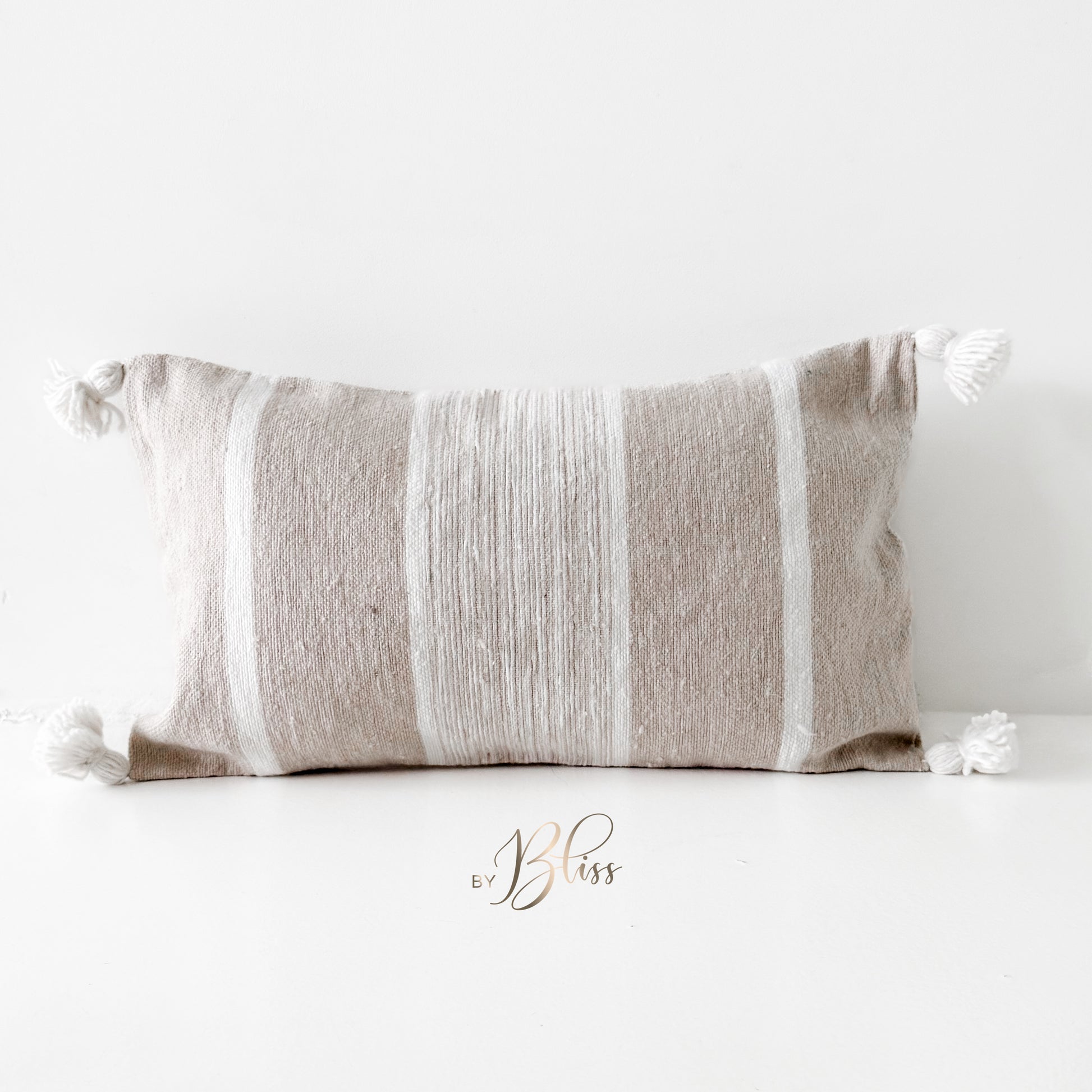 Marokkaans pompom kussen 30x50cm in beige met off-white strepen en pompoms