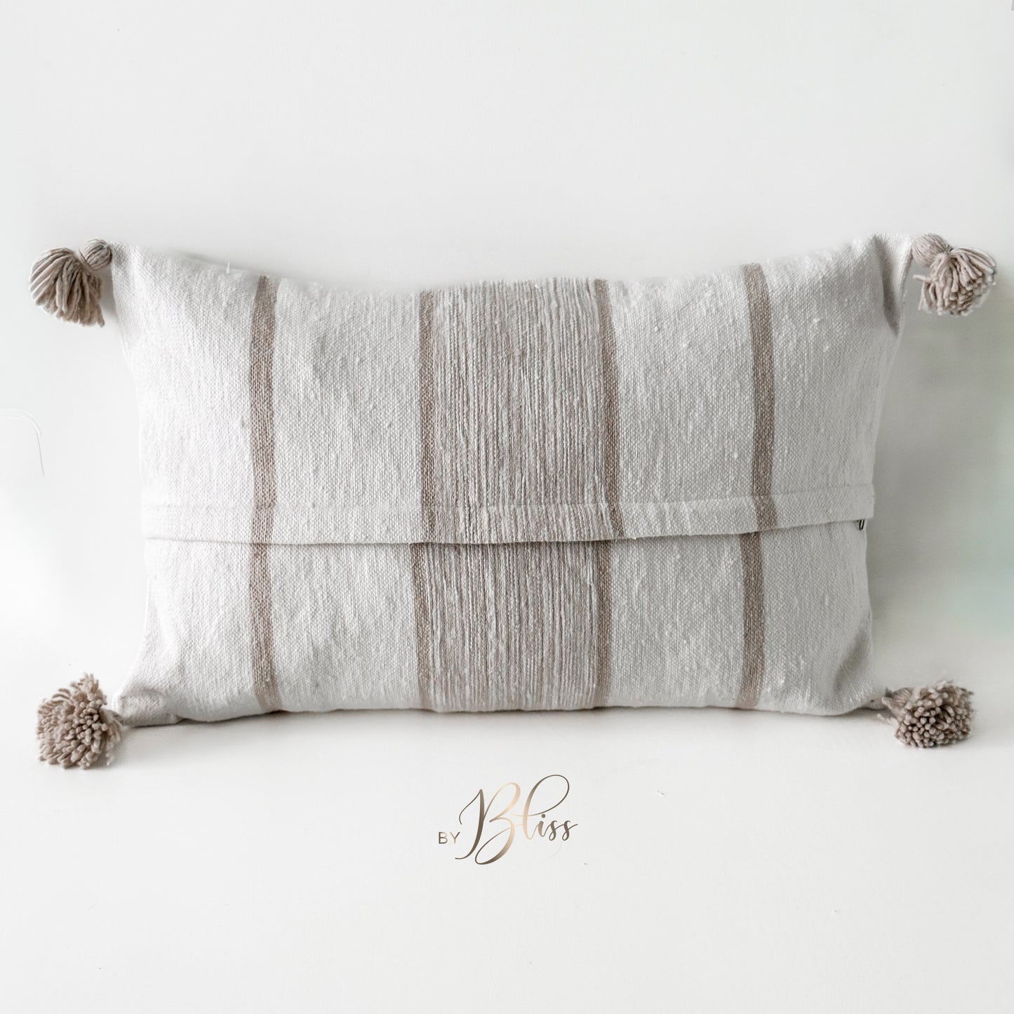  achterkant Marokkaans pompom kussen off-white 40x60 met beige strepen en pompom kwasten