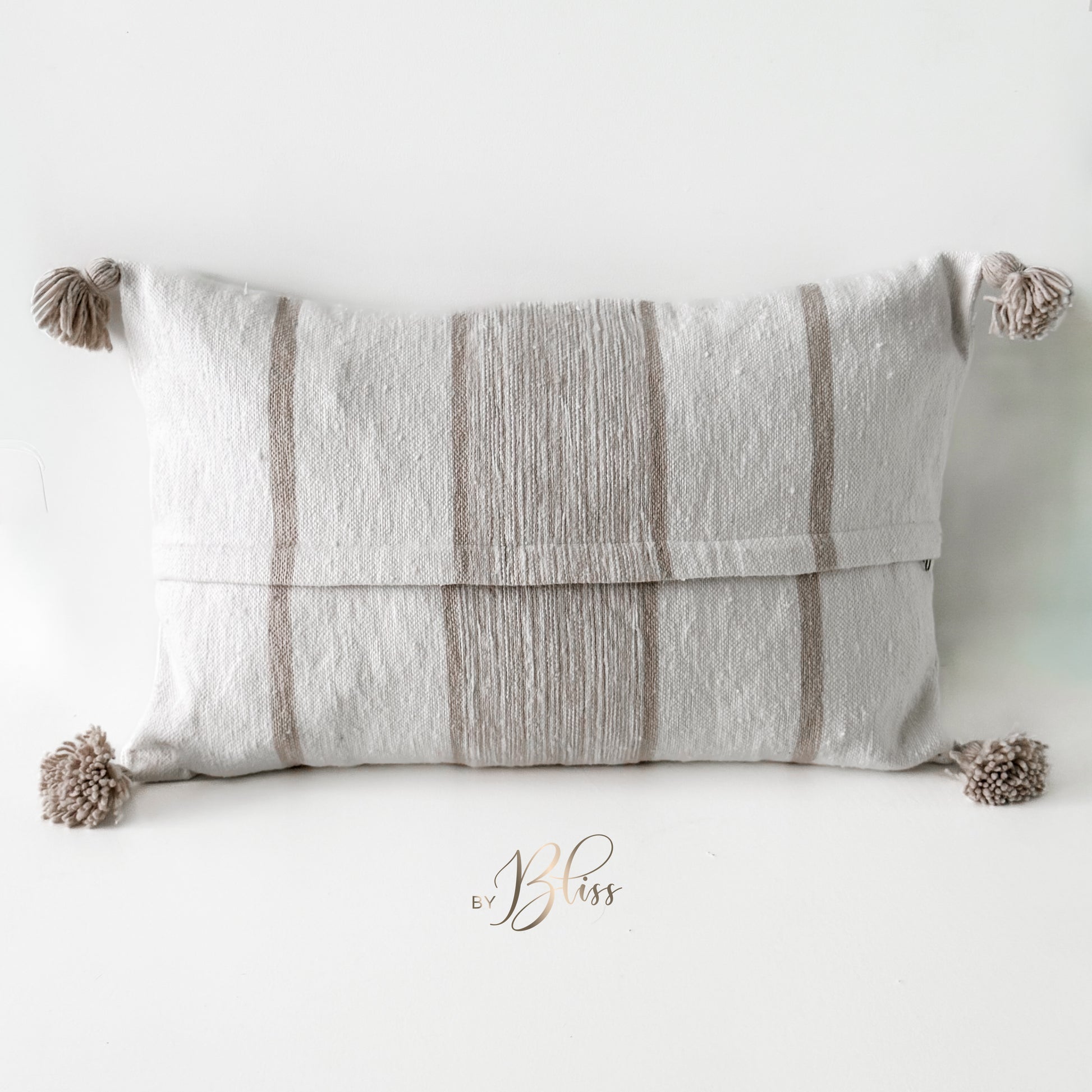  achterkant Marokkaans pompom kussen off-white 40x60 met beige strepen en pompom kwasten