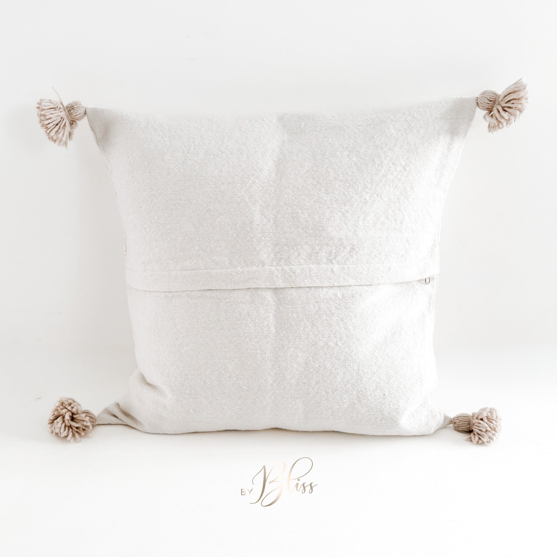 marokkaans pompom kussen 50x50 off-white en beige achterkant