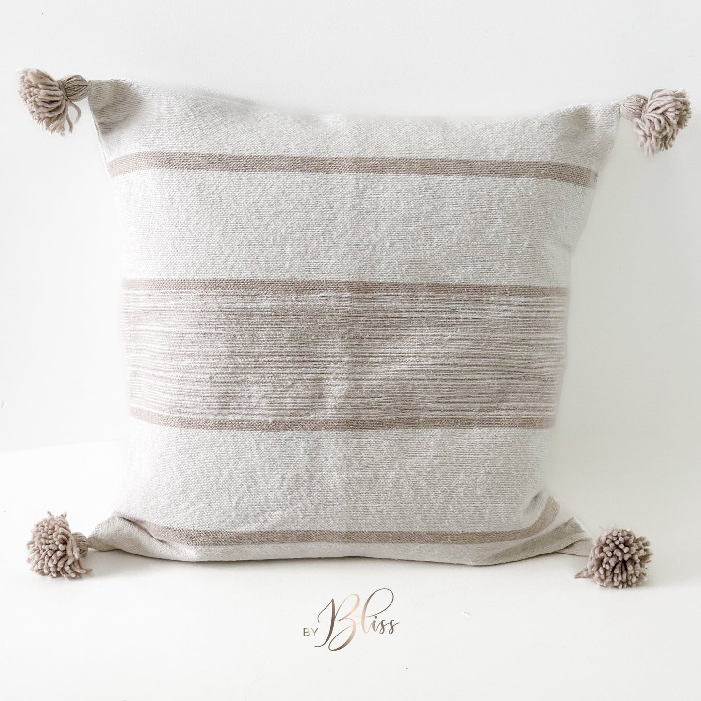 marokkaans pompom kussen 50x50 off-white en beige strepen horizontaal