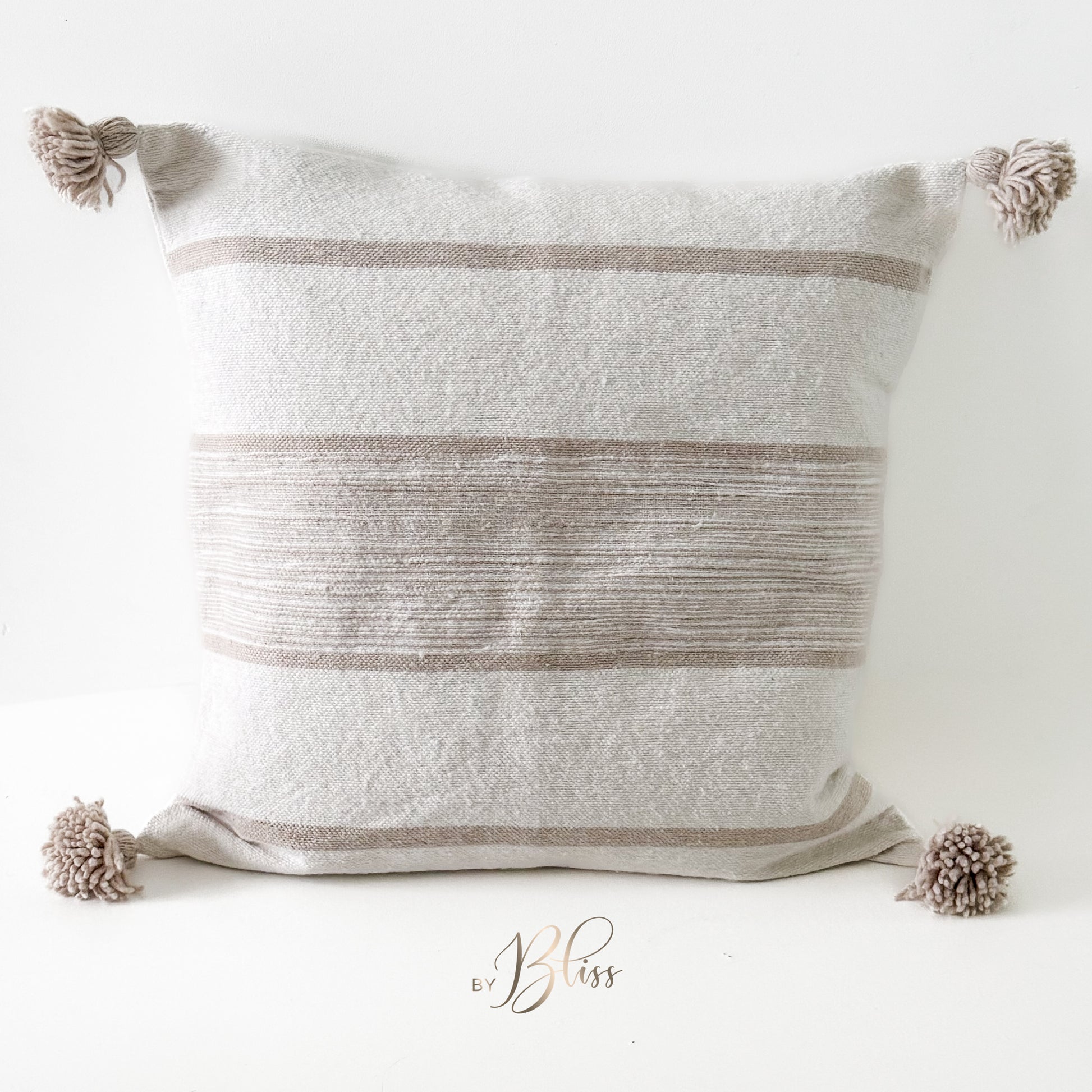 marokkaans pompom kussen 50x50 off-white en beige strepen horizontaal