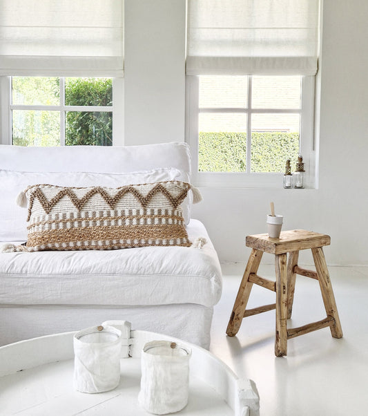 Unieke Oude houten Chinese kruk in een wit interieur