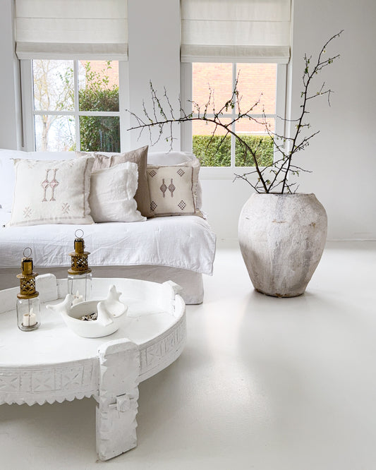 Oude XL aardewerk pot in een wit interieur