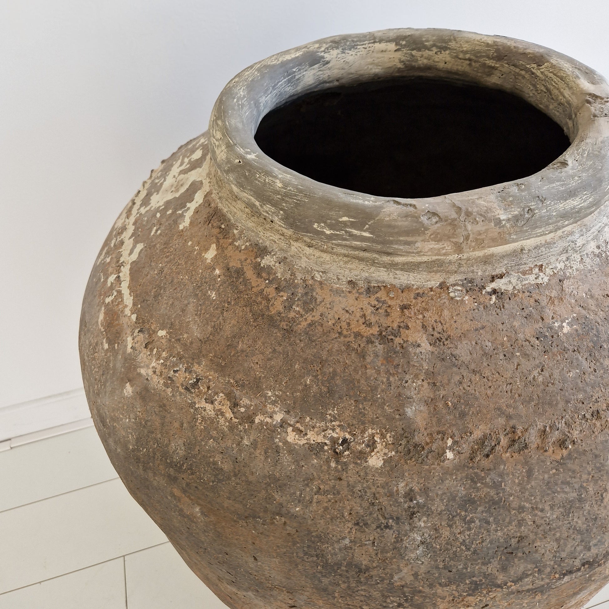 Detail foto van XXXL aardewerk pot uit India met een verweerde aardse mix van beige, bruin en lichte crèmetinten, een unieke eyecatcher.