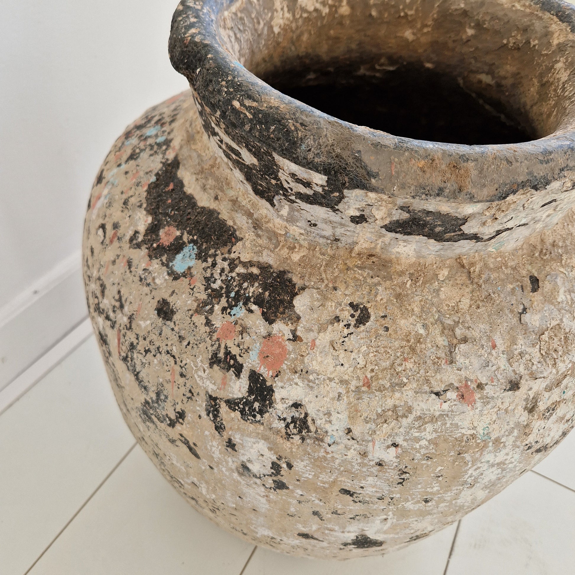 Detail foto van XL aardewerk pot uit India met verweerde afwerking, perfect voor Wabi-Sabi, bohemian en moderne woonstijlen