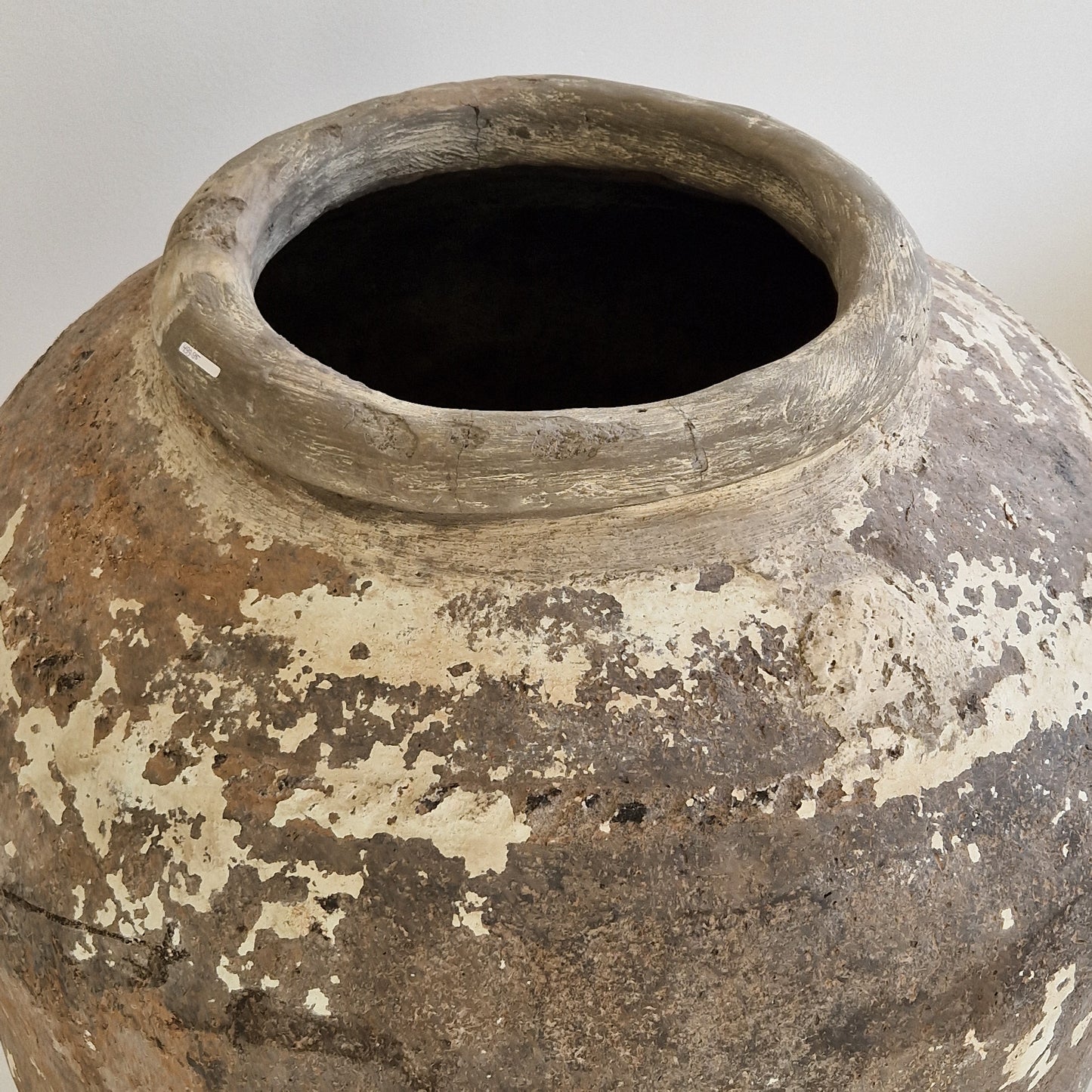 Detail foto van XXXL aardewerk pot uit India met een verweerde aardse mix van beige, bruin en lichte crèmetinten, een unieke eyecatcher.