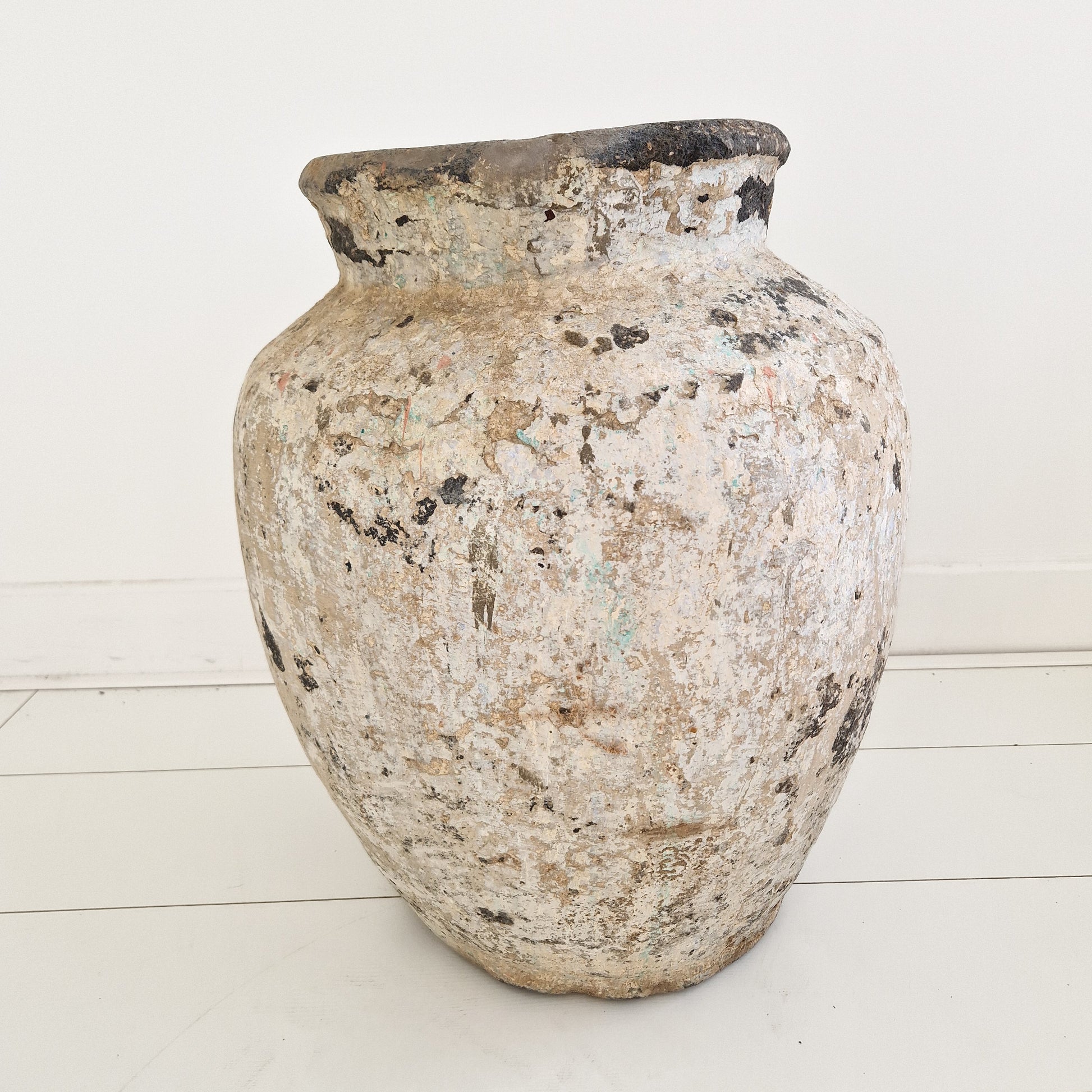 XL aardewerk pot uit India met verweerde afwerking, perfect voor Wabi-Sabi, bohemian en moderne woonstijlen