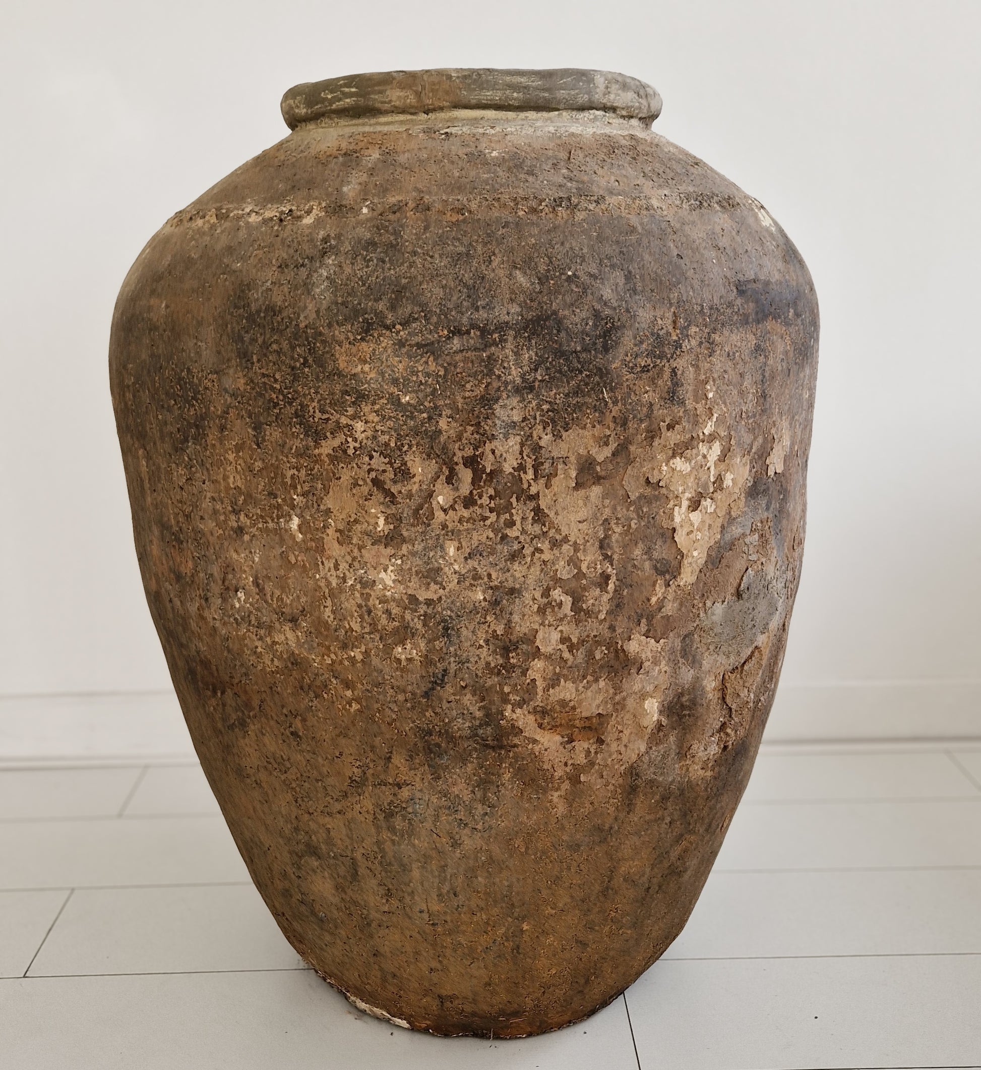 XXXL aardewerk pot uit India met een verweerde aardse mix van beige, bruin en lichte crèmetinten, een unieke eyecatcher.