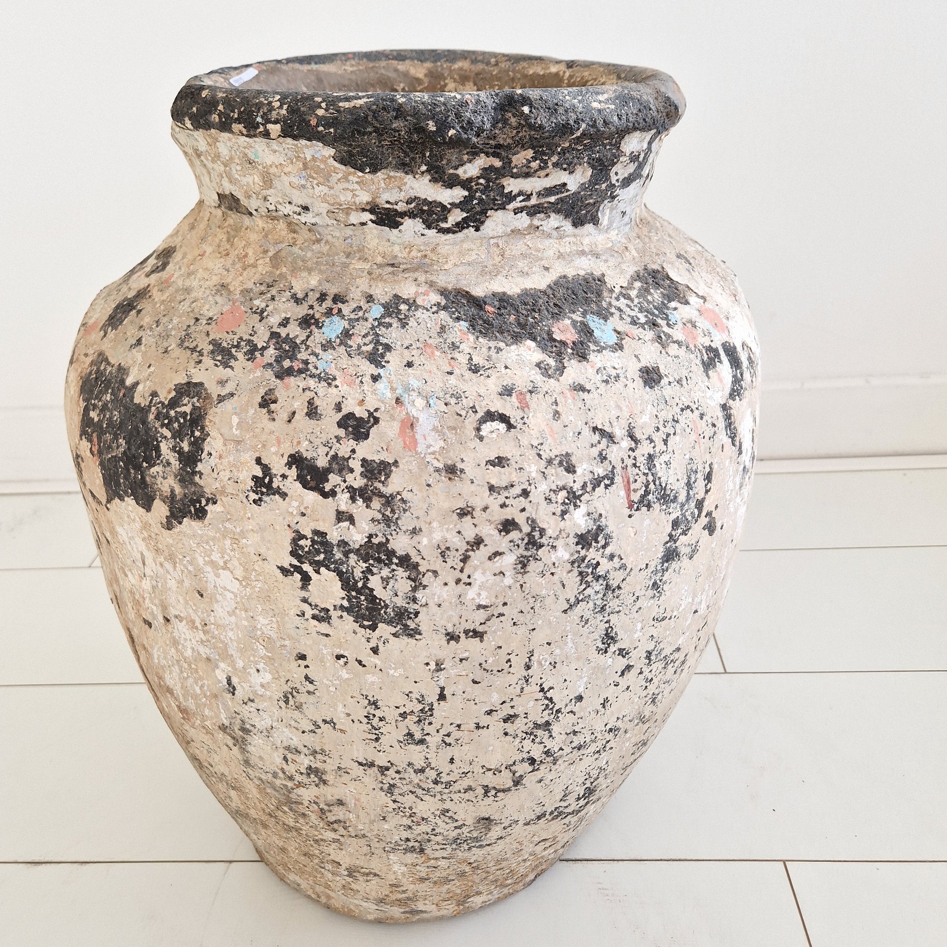 XL aardewerk pot uit India met verweerde afwerking, perfect voor Wabi-Sabi, bohemian en moderne woonstijlen