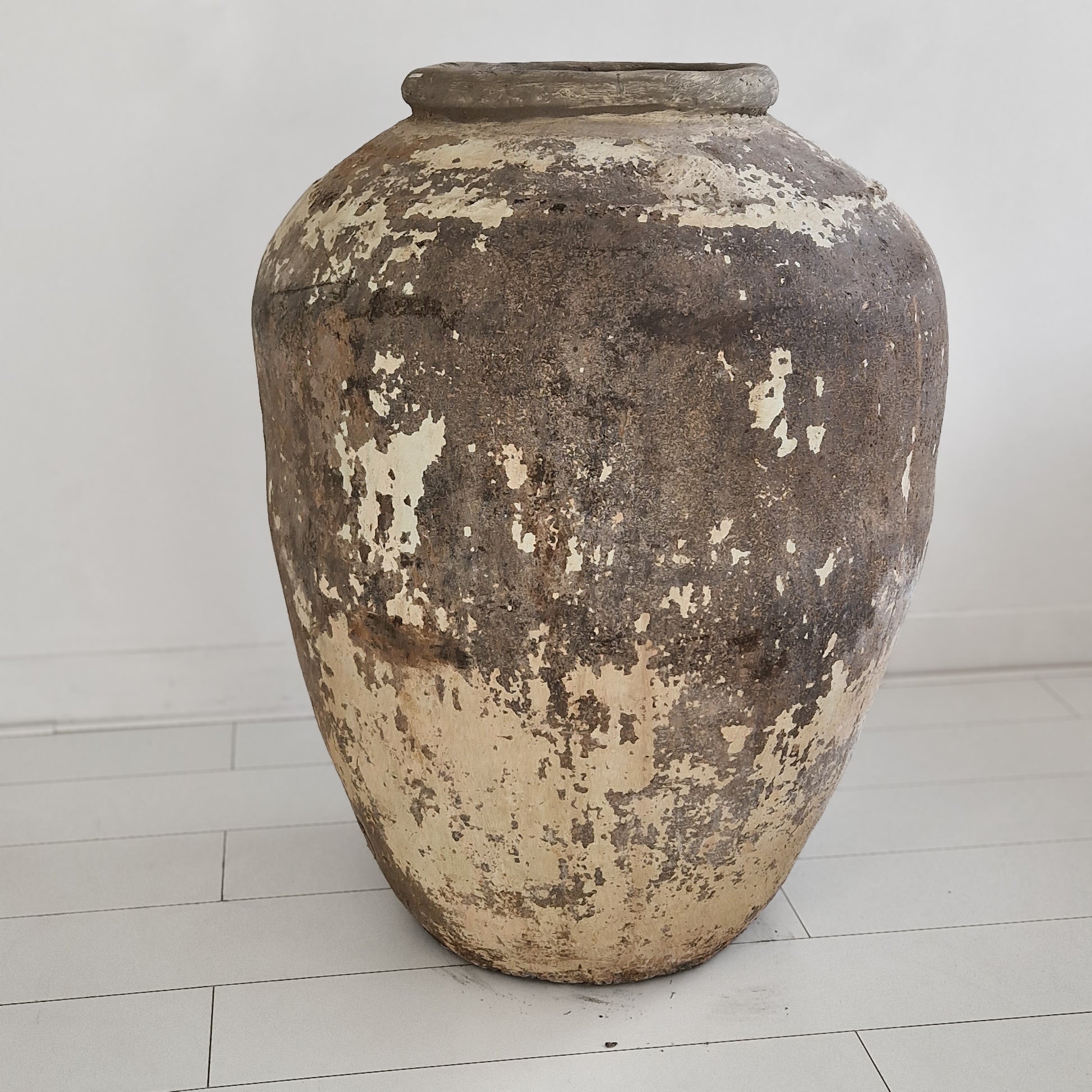 XXXL aardewerk pot uit India met een verweerde aardse mix van beige, bruin en lichte crèmetinten, een unieke eyecatcher.