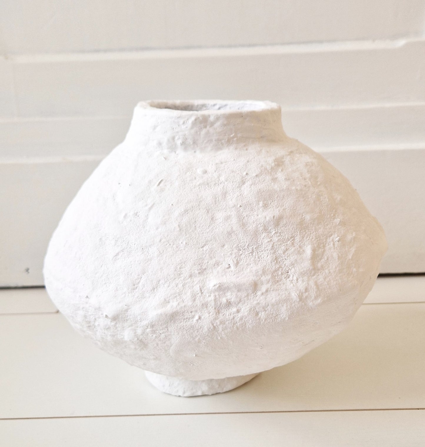 Papier-mâché Vase ball white