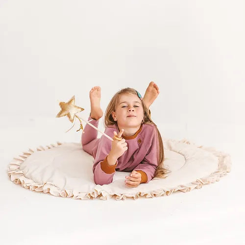 Padded round play mat with ruffles