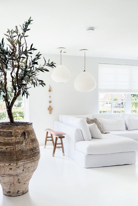 Off-White linnen lampion lampen in de maten Medium en Large in een witte woonkamer