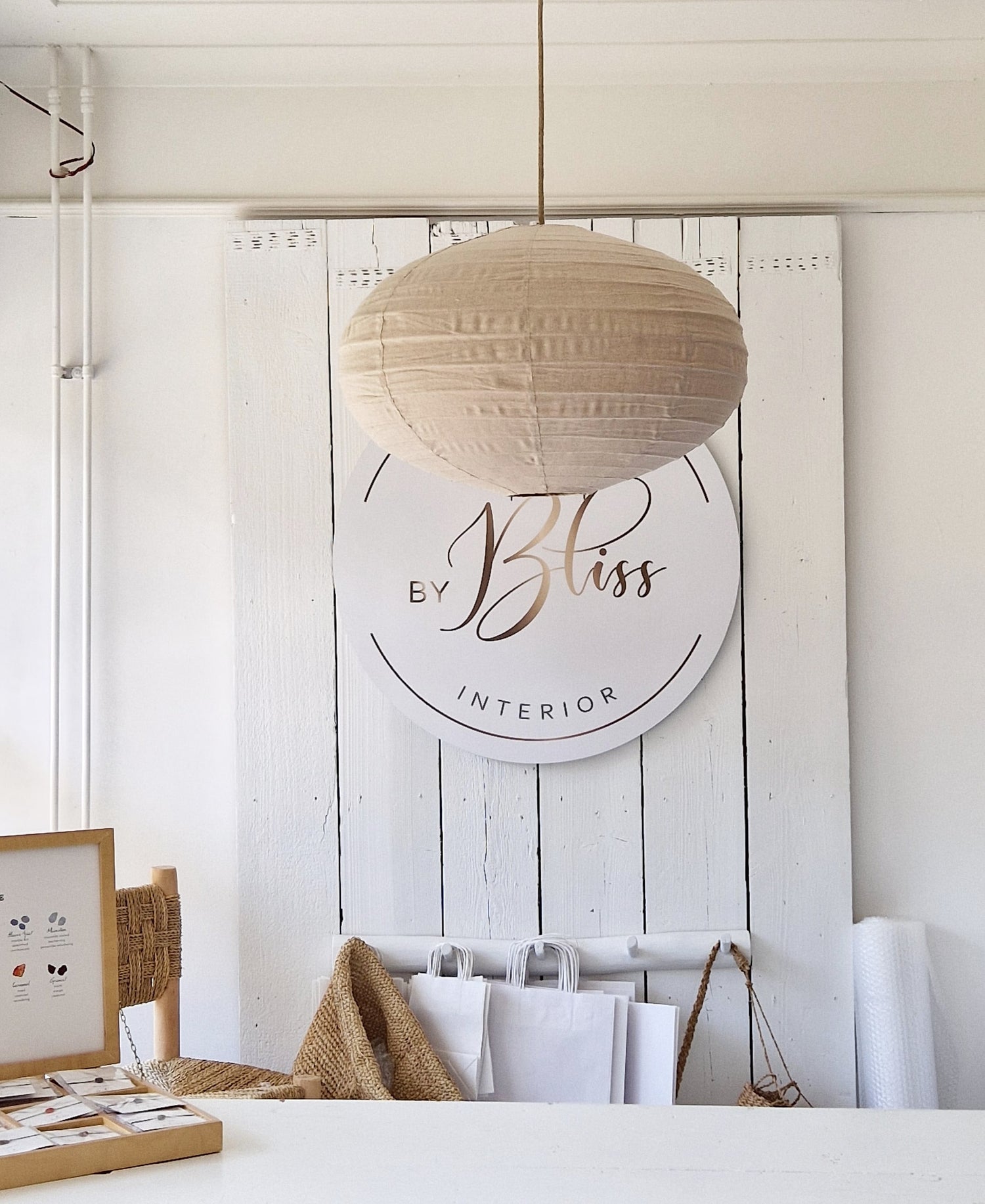 Lampion hanglamp Ufo Sand met frame, hangend boven de toonbank bij By Bliss.