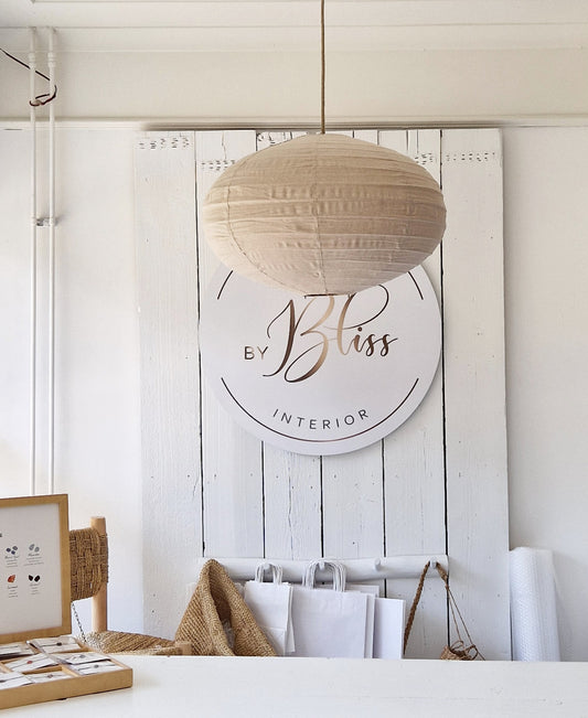 Lampion hanglamp Ufo Sand met frame, hangend boven de toonbank bij By Bliss.