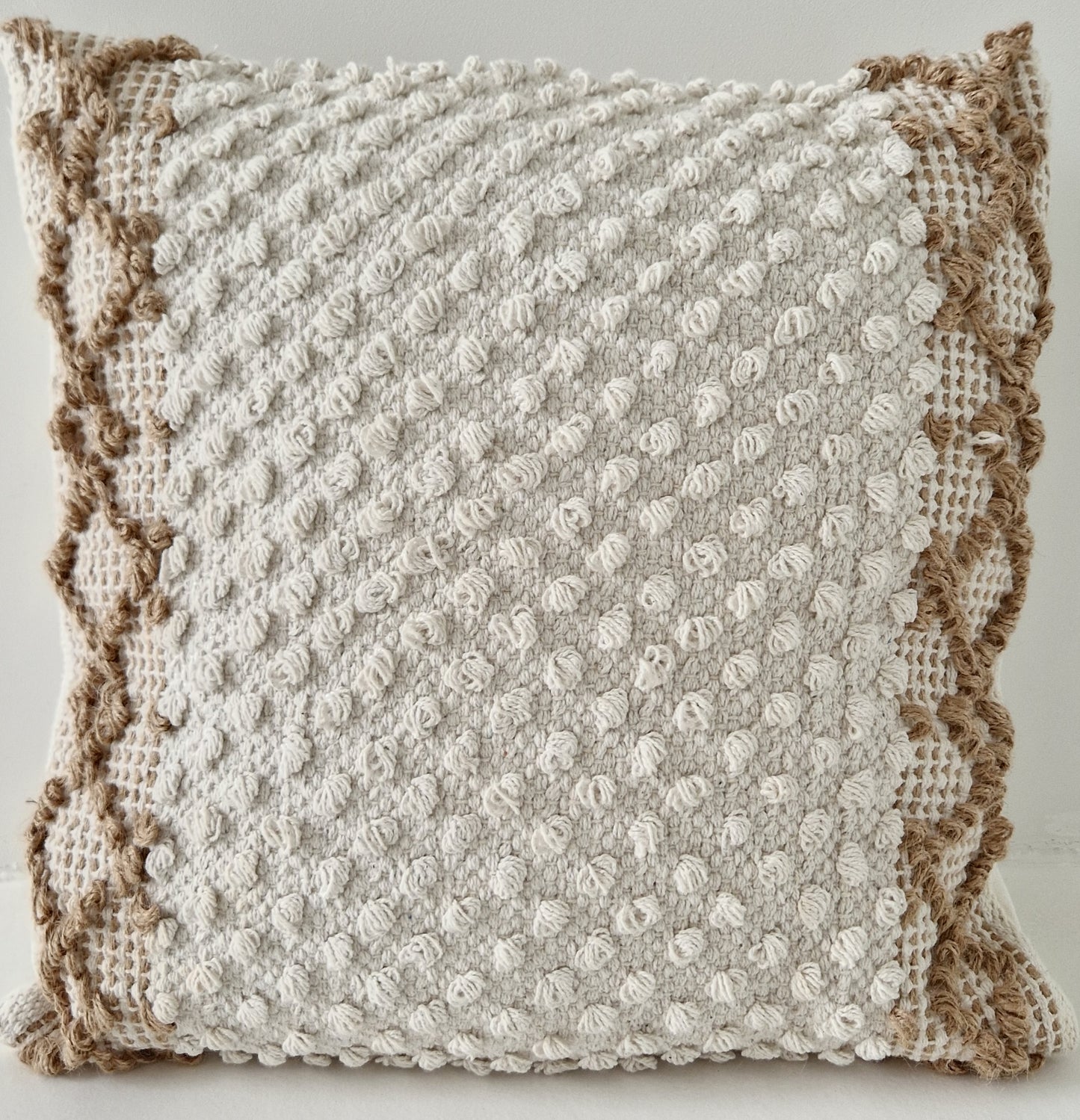 Cushion Off White/Natural Balls