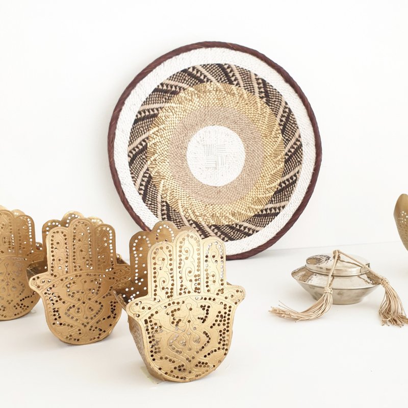 Goudkleurige waxine licht houders met filligrain patroon en tonga basket