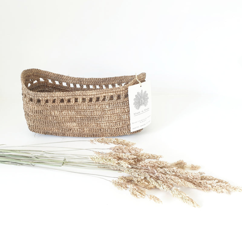 Handgemaakt raffia mandje van Made in Mada met opengewerkte rand