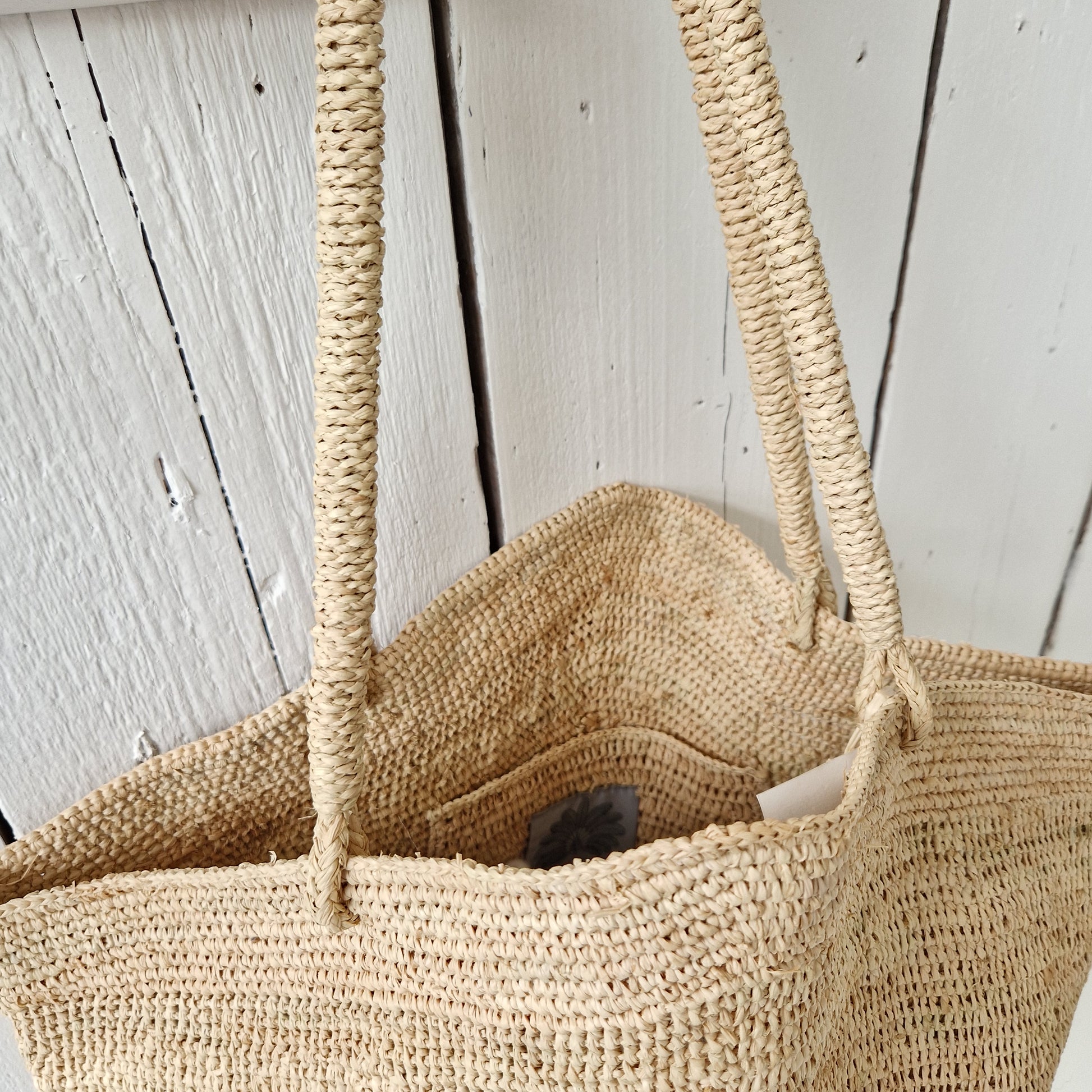 Gemma L Bag Naturel van Made in Mada detail van handgeweven raffia