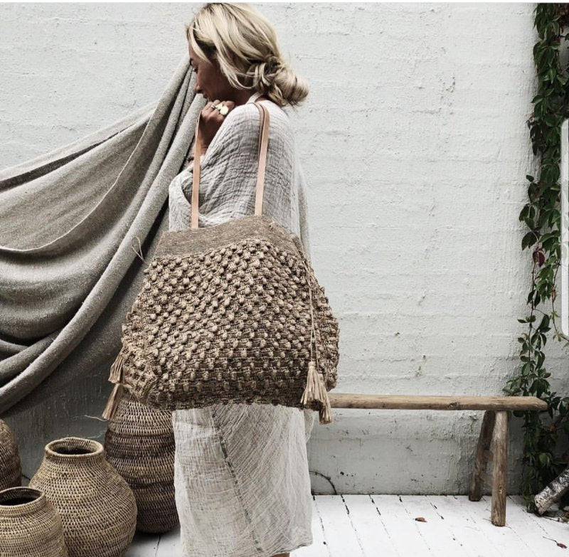 Grace Bag Tea van Made in Mada gedragen als stijlvolle raffia tas