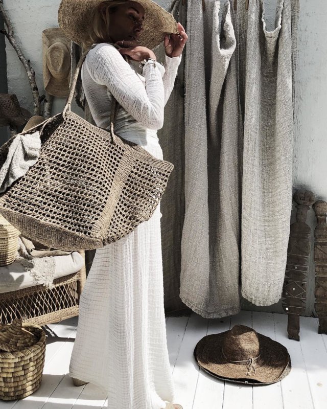Hit Bag Tea van Made in Mada gedragen als opengewerkte raffia tas