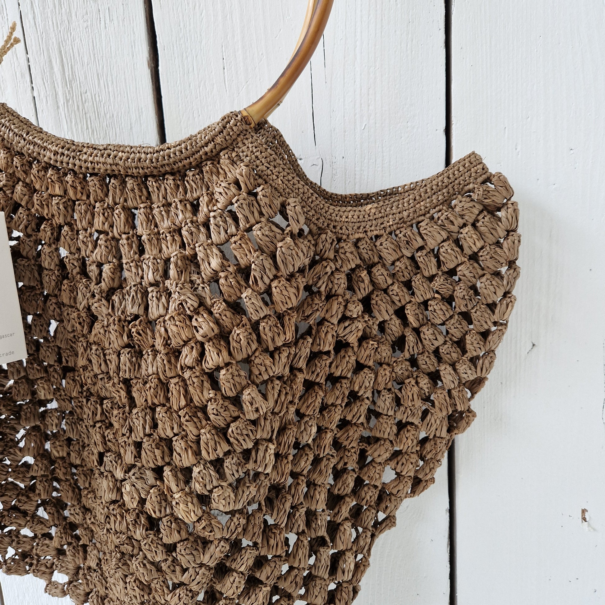 Detail van de Izia M Bag Tea van Made in Mada met Rosebud stitch en bamboe handvaten