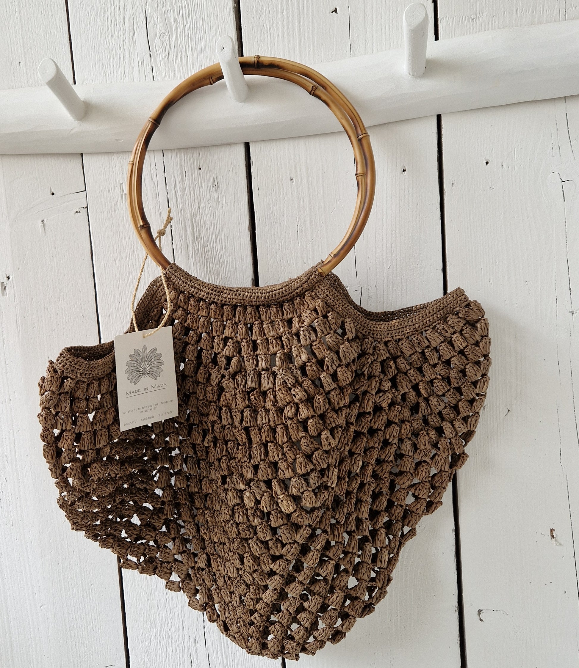 Izia M Bag Tea van Made in Mada handgeweven raffia tas met ronde bamboe handvaten