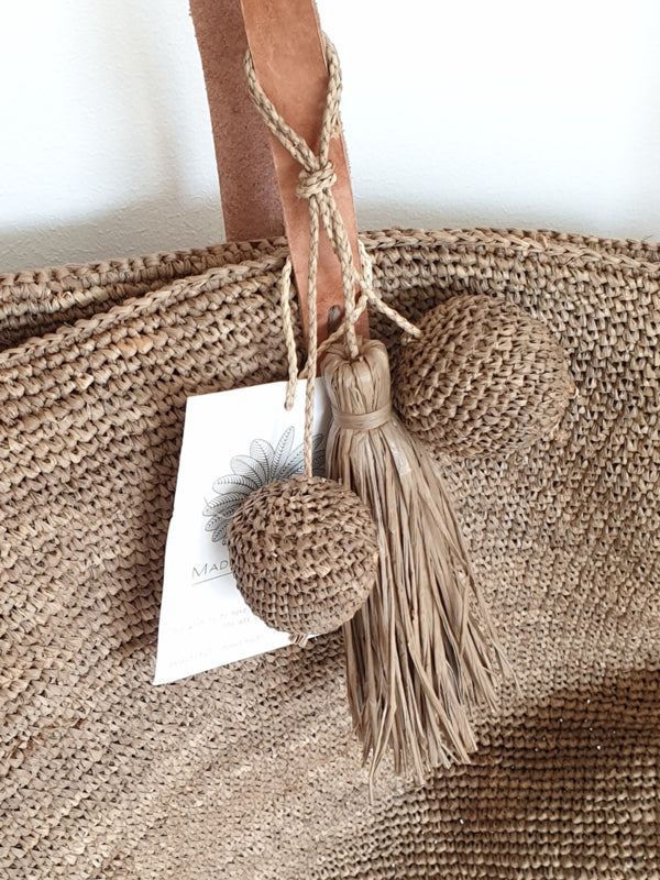 Ivy Bag Tea van Made in Mada detail van leren hengsels met tassel en pompom