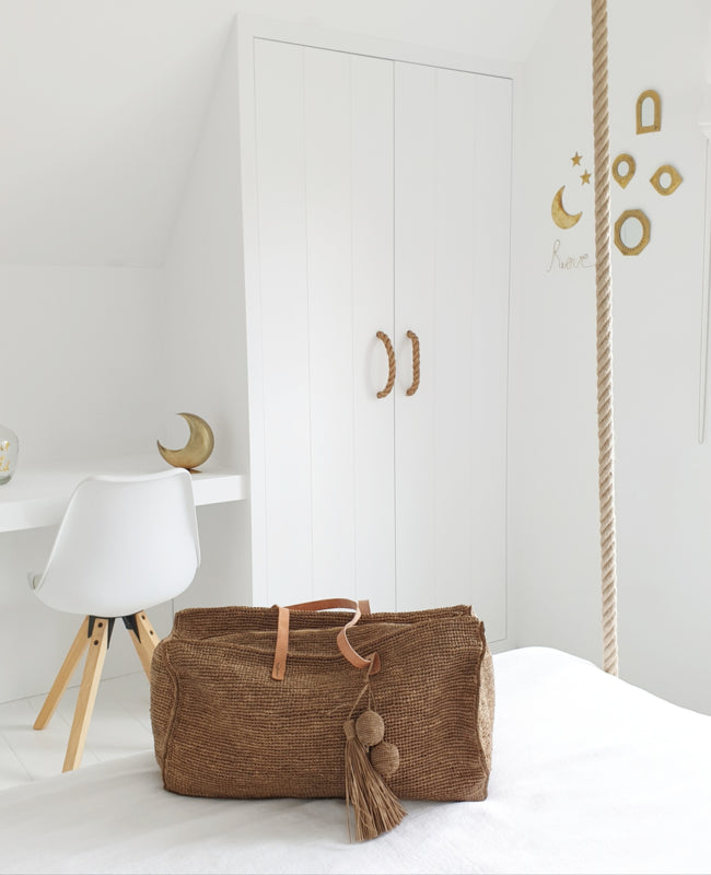 Ivy Bag Tea van Made in Mada op wit bed in lichte slaapkamer