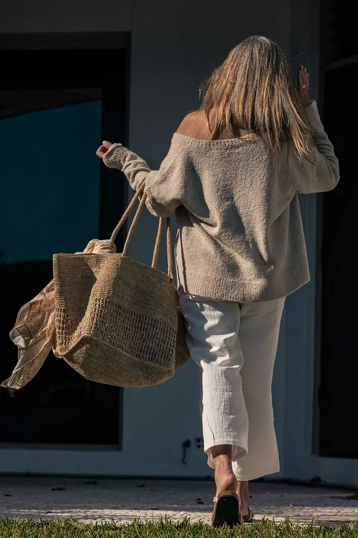 Raivo Bag Tea van Made in Mada gedragen als grote raffia tas