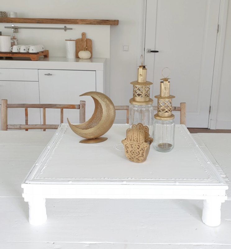 Wit houten plateau met goudkleurige sfeerlichtjes in de keuken