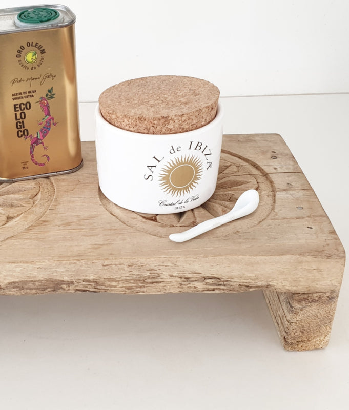 Mooi bewerkt plateau gemaakt van oud hout gestyled in de keuken met kruiden en olie flesje