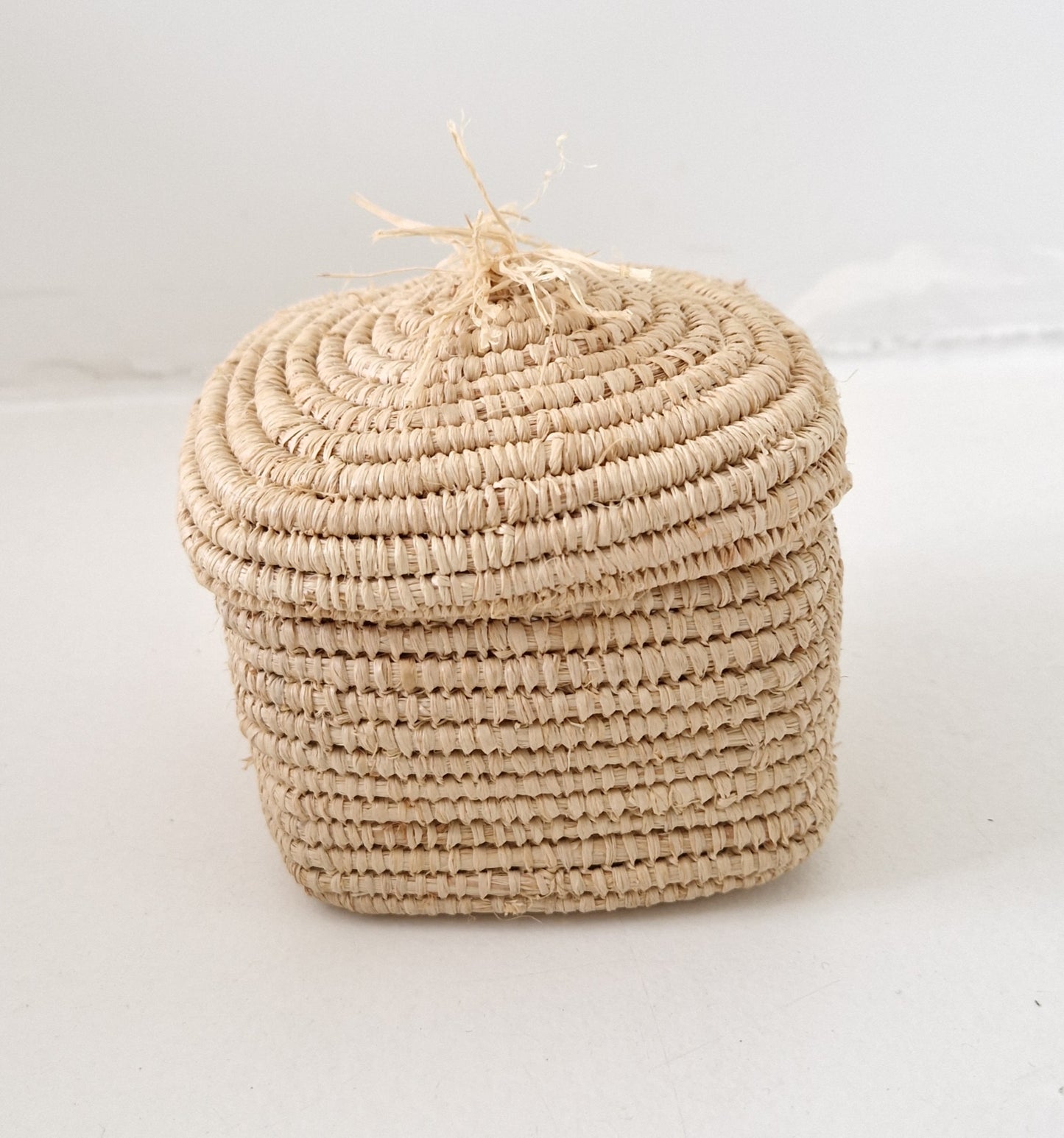 Raffia basket square with lid and tassel