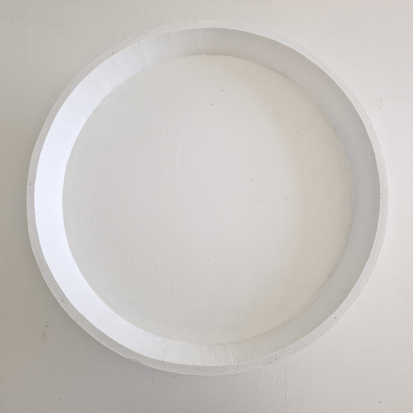 White round tableau