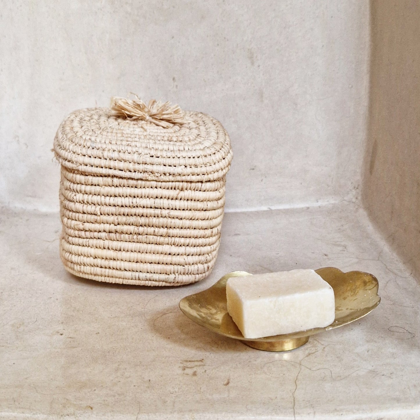 Raffia basket square with lid and tassel